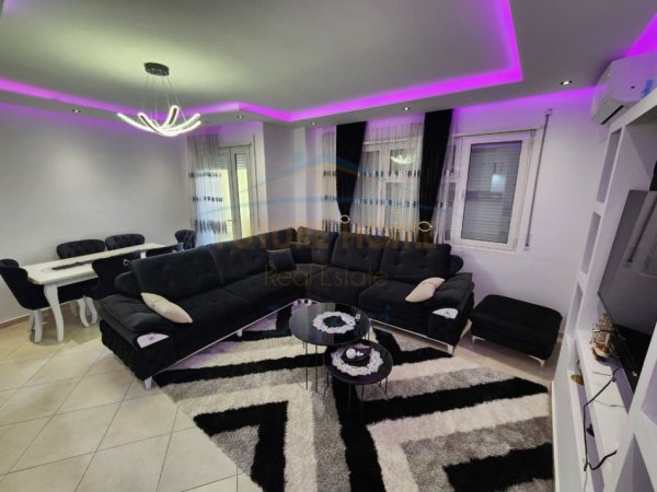 Tirane, jepet me qera apartament 2+1+Ballkon Kati 2, 800 € (Liqeni i Thate)