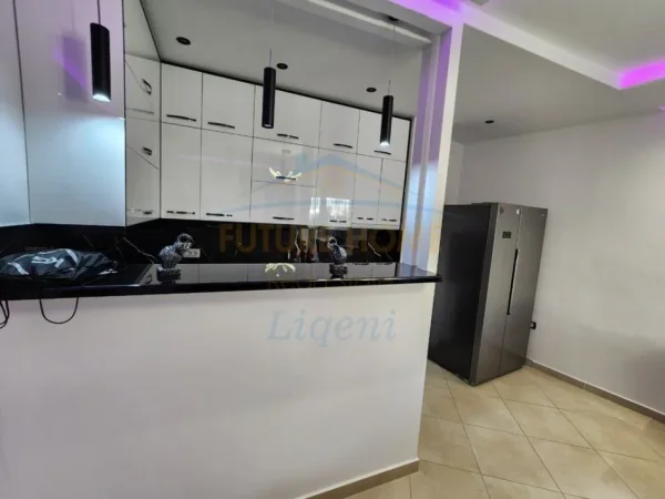 Tirane, jepet me qera apartament 2+1+Ballkon Kati 2, 800 € (Liqeni i Thate)