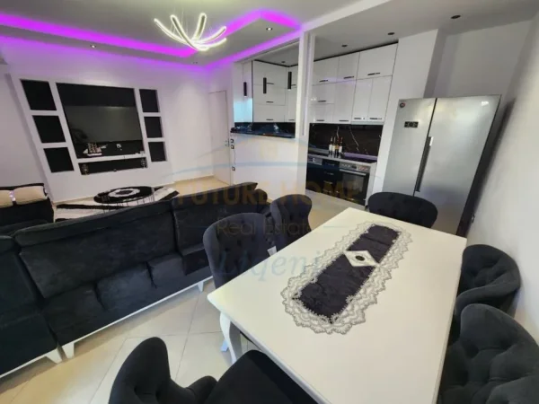Tirane, jepet me qera apartament 2+1+Ballkon Kati 2, 800 € (Liqeni i Thate)