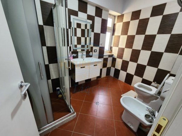 Tirane, jepet me qera apartament 2+1+Ballkon Kati 2, 800 € (Liqeni i Thate)