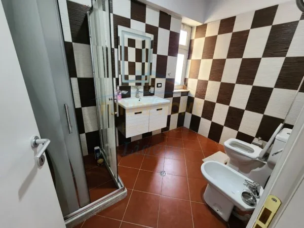 Tirane, jepet me qera apartament 2+1+Ballkon Kati 2, 800 € (Liqeni i Thate)