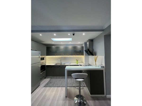 Tirane, jepet me qera apartament 2+1+Ballkon Kati 6, 110 m² 1.500 € (Bllok)