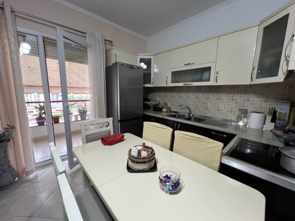 Tirane, shitet apartament 2+1+Ballkon , 91 m² 175.000 € (Pran Hipotekes)