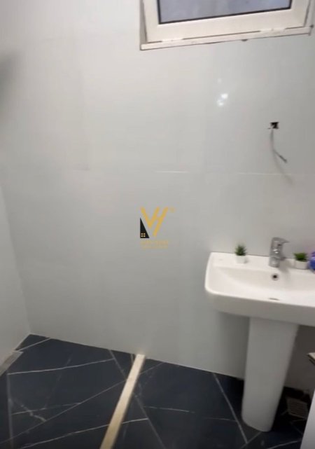 Tirane, jepet me qera apartament 1+1+Ballkon Kati 1, 50 m² 650 € (ZOGU I ZI)