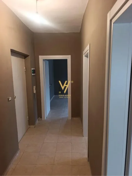 Tirane, jepet me qera apartament 2+1+Ballkon Kati 4, 90 m² 800 € (RRUGA E KAVAJES)