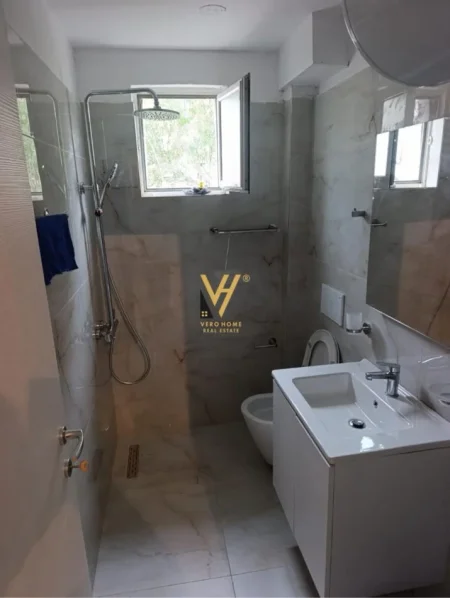 Tirane, jepet me qera apartament 2+1+Ballkon Kati 4, 90 m² 800 € (RRUGA E KAVAJES)