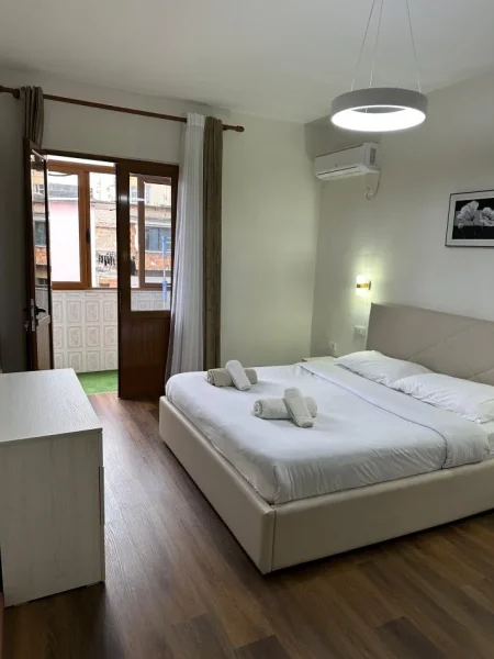 Tirane, jepet me qera apartament 2+1+Ballkon Kati 3, 84 m² (Sheshi Wilson)