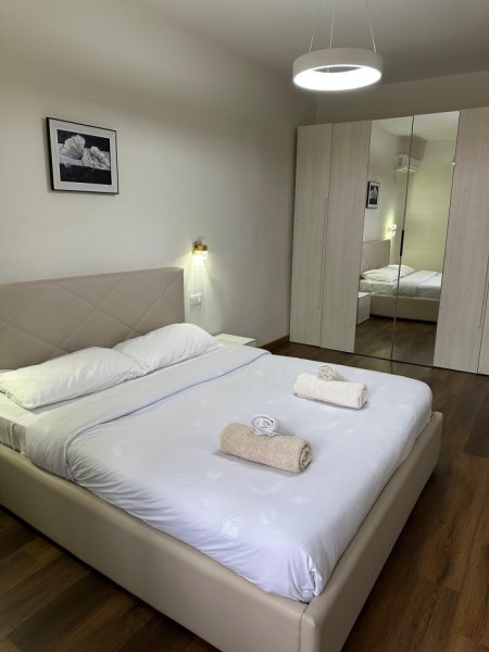 Tirane, jepet me qera apartament 2+1+Ballkon Kati 3, 84 m² (Sheshi Wilson)