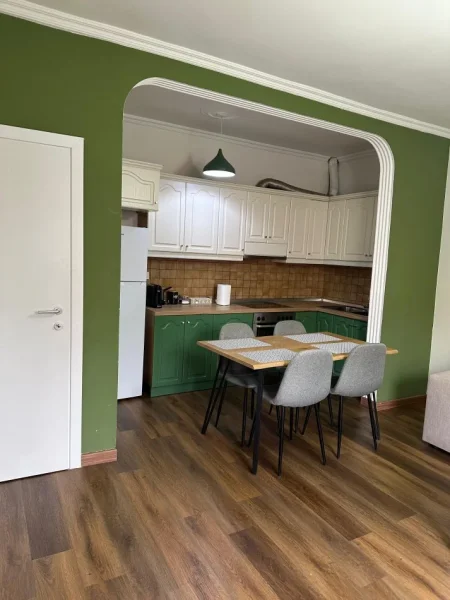 Tirane, jepet me qera apartament 2+1+Ballkon Kati 3, 84 m² (Sheshi Wilson)