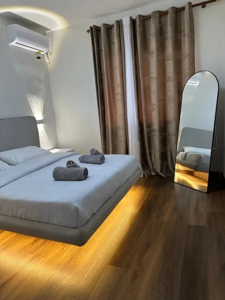 Tirane, jepet me qera apartament 2+1+Ballkon Kati 3, 84 m² (Sheshi Wilson)
