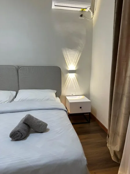 Tirane, jepet me qera apartament 2+1+Ballkon Kati 3, 84 m² (Sheshi Wilson)