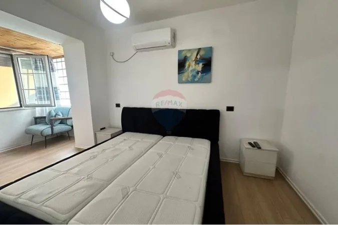 Tirane, jepet me qera apartament 1+1 , 60 m² 650 € (Blloku, Kinema Agimi)