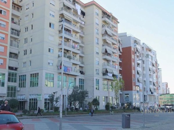 Tirane, shitet dyqan Kati 0, 71 m² 280.000 € (Ish Tregu Elektrik)