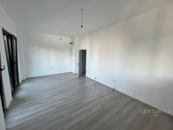 Tirane, jepet me qera zyre Kati 8, 120 m² 800 € (Square 21)