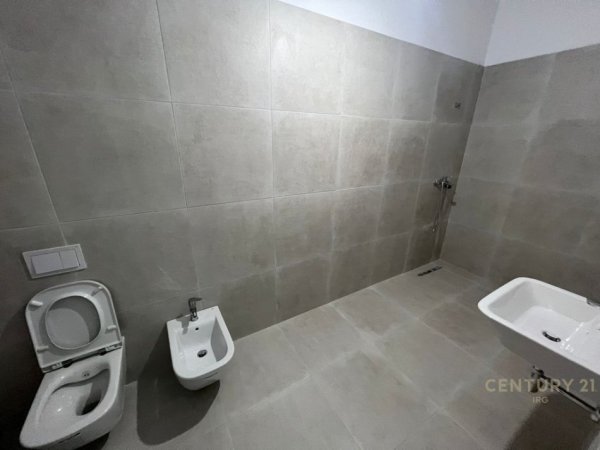 Tirane, jepet me qera zyre Kati 8, 120 m² 800 € (Square 21)