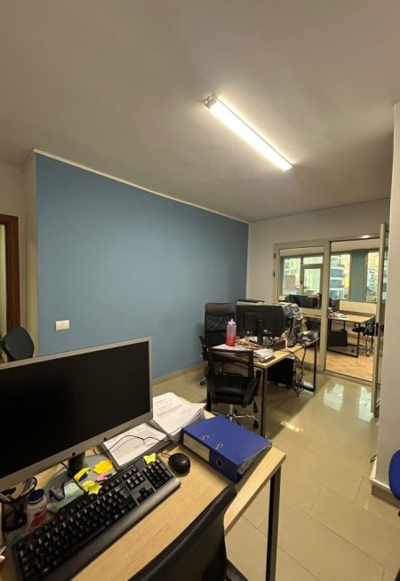 Tirane, jepet me qera zyre Kati 3, 306 m² 3.000 € (selvia)