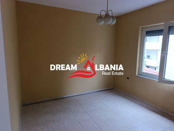 Tirane, jepet me qera ambjent biznesi , 90 m² 800 € (Rruga e Kavajes)