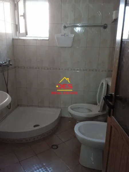 Vlore, jepet me qera apartament 1+1+Ballkon Kati 1, 70 m² 300 € (Rruga Fejzo Mema)