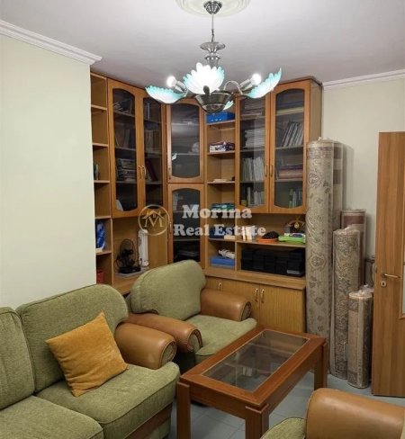 Tirane, jepet me qera apartament 3+1 Kati 4, 100 m² 700 € (Xhamlliku)