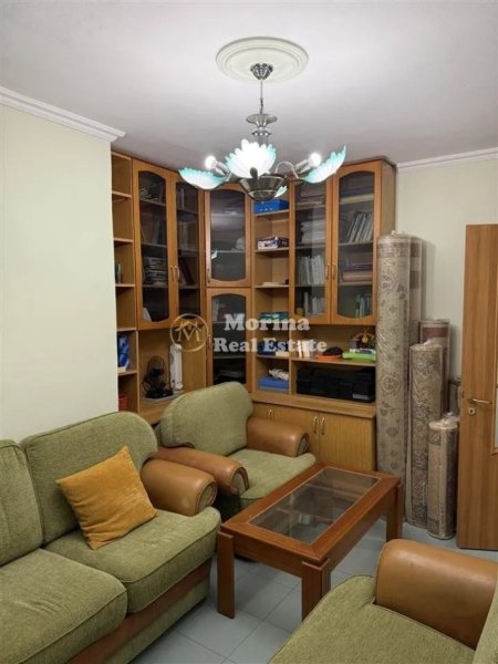 Tirane, jepet me qera apartament 3+1 Kati 4, 100 m² 700 € (Xhamlliku)