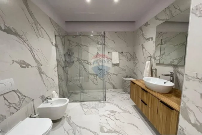 Tirane, jepet me qera apartament 2+1 , 125 m² 1.500 € (Rruga Liqeni i Thatë, Tiranë)