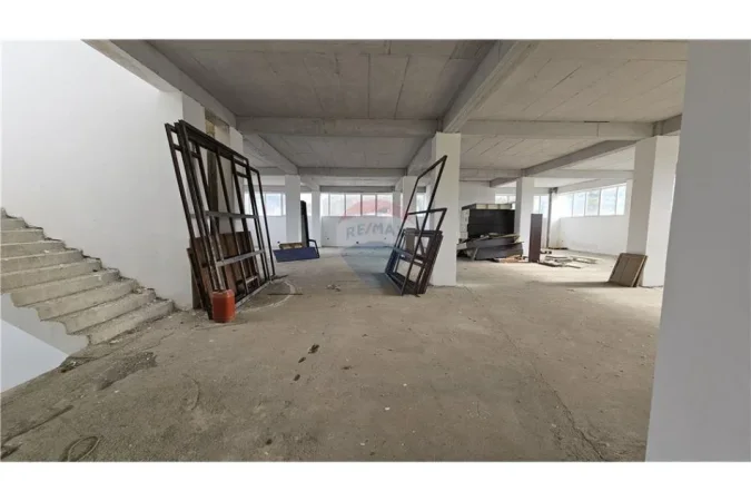 Tirane, jepet me qera magazine Kati 2, 2.981 m² 3.500 € 