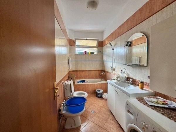 Tirane, jepet me qera apartament 3+1 Kati 1, 188 m² 650 € (Bulevardi Zogu I)