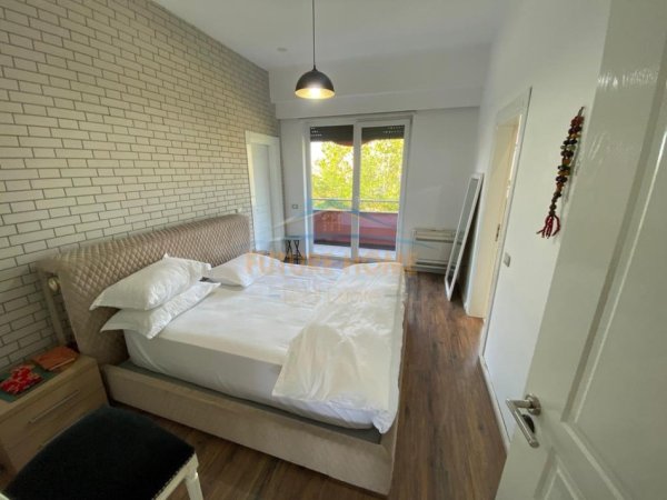 Tirane, shitet apartament Kati 3, 144 m² 900.000 € (PARKU I LIQENIT ARTIFICIAL)