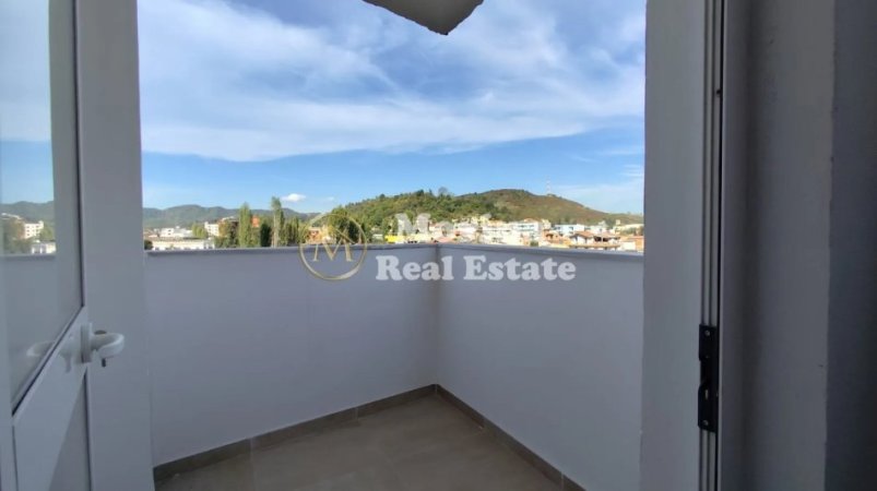 Tirane, jepet me qera apartament 2+1+Ballkon Kati 4, 96 m² 450 € (Rruga Besim Alla, Yzberisht)