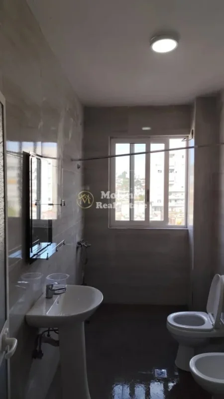 Tirane, jepet me qera apartament 2+1+Ballkon Kati 4, 96 m² 450 € (Rruga Besim Alla, Yzberisht)