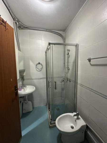 Tirane, jepet me qera apartament 2+1+Ballkon Kati 3, 75 m² 600 € (pazari i ri)