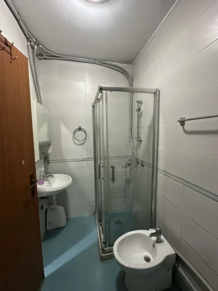 Tirane, jepet me qera apartament 2+1+Ballkon Kati 3, 75 m² 600 € (pazari i ri)