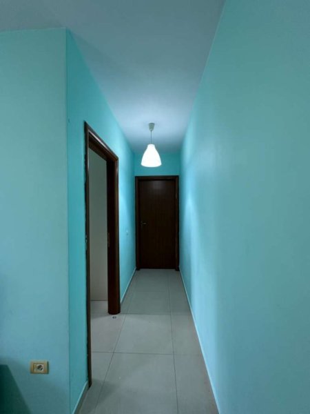 Tirane, jepet me qera apartament 2+1+Ballkon Kati 3, 75 m² 600 € (pazari i ri)