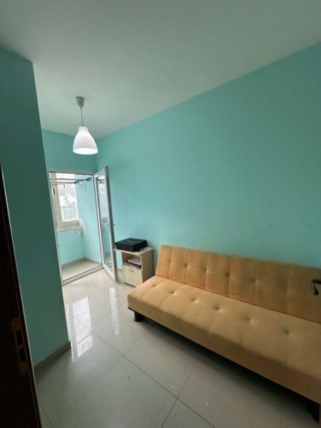 Tirane, jepet me qera apartament 2+1+Ballkon Kati 3, 75 m² 600 € (pazari i ri)