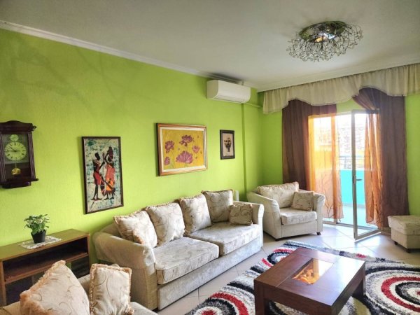 Tirane, jepet me qera apartament 2+1+Ballkon Kati 8, 650 € 