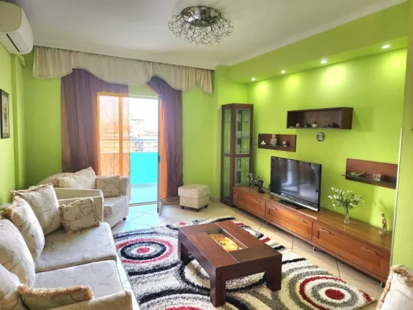 Tirane, jepet me qera apartament 2+1+Ballkon Kati 8, 650 € 