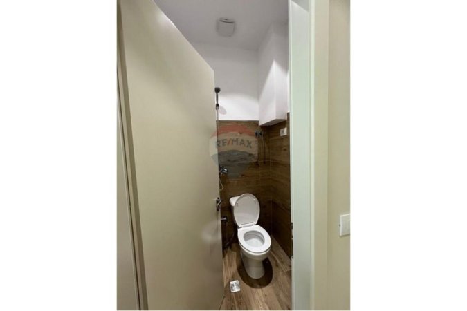 Tirane, jepet me qera zyre , 35 m² 500 € (Ish Ekspozita, Tiranë)