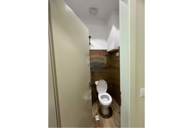 Tirane, jepet me qera zyre , 35 m² 500 € (Ish Ekspozita, Tiranë)