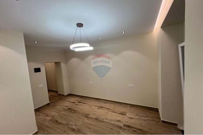 Tirane, jepet me qera zyre , 35 m² 500 € (Ish Ekspozita, Tiranë)