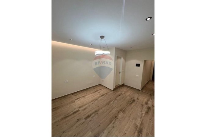 Tirane, jepet me qera zyre , 35 m² 500 € (Ish Ekspozita, Tiranë)