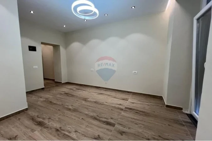 Tirane, jepet me qera zyre , 35 m² 500 € (Ish Ekspozita, Tiranë)