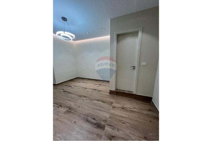 Tirane, jepet me qera zyre , 35 m² 500 € (Ish Ekspozita, Tiranë)