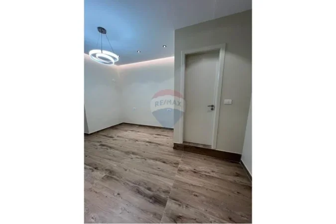 Tirane, jepet me qera zyre , 35 m² 500 € (Ish Ekspozita, Tiranë)