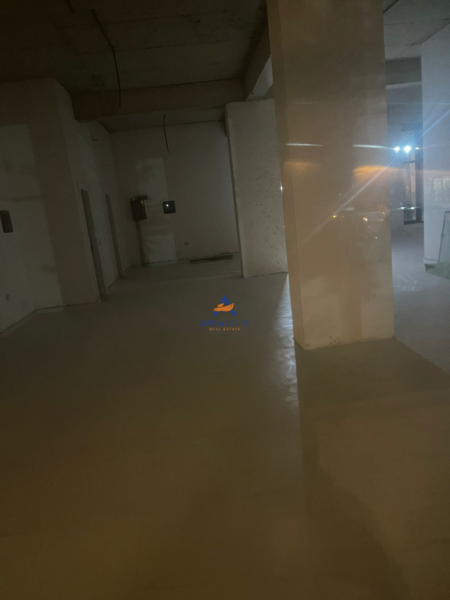 Tirane, jepet me qera ambjent biznesi Kati 0, 150 m² 2.200 € (PRANE REPORT TV, ISH PARKU AUTOBUZAVE)