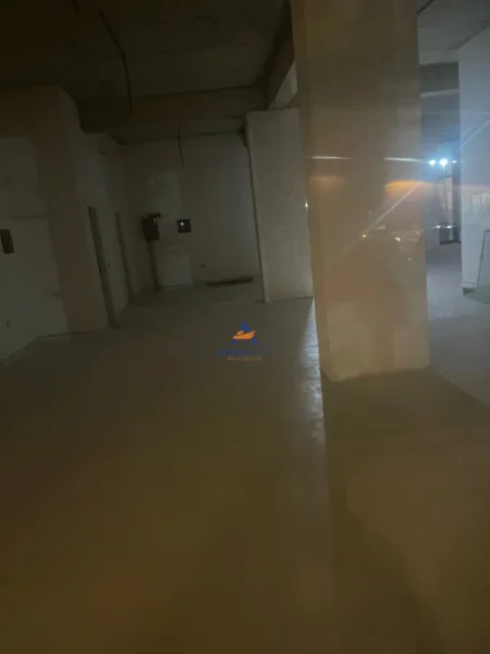 Tirane, jepet me qera ambjent biznesi Kati 0, 150 m² 2.200 € (PRANE REPORT TV, ISH PARKU AUTOBUZAVE)