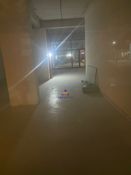 Tirane, jepet me qera ambjent biznesi Kati 0, 150 m² 2.200 € (PRANE REPORT TV, ISH PARKU AUTOBUZAVE)