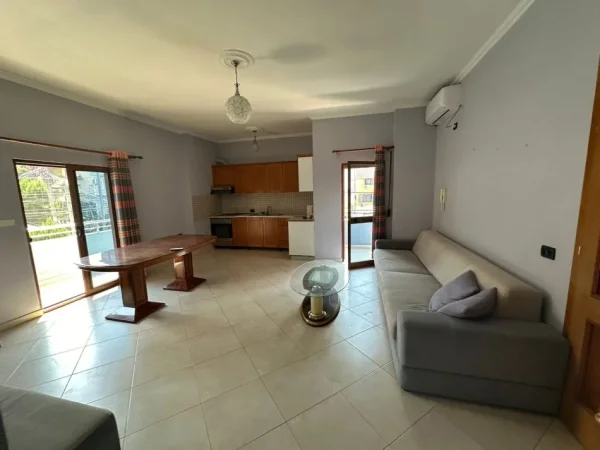 Tirane, jepet me qera apartament 2+1+Ballkon Kati 2, 120 m² 650 € (Qytet Studenti)