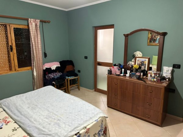 Tirane, jepet me qera apartament 2+1+Ballkon Kati 2, 120 m² 650 € (Qytet Studenti)