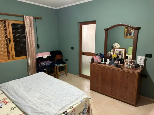 Tirane, jepet me qera apartament 2+1+Ballkon Kati 2, 120 m² 650 € (Qytet Studenti)