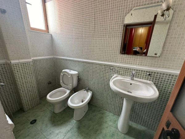 Tirane, jepet me qera apartament 2+1+Ballkon Kati 2, 120 m² 650 € (Qytet Studenti)